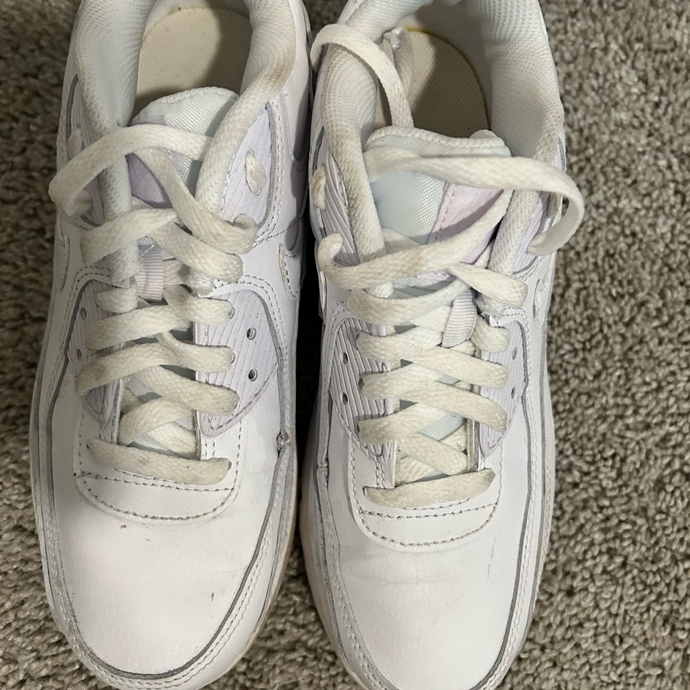 Air Max White Needs a good cleaning but they’re in good condition. Boy size 5.5